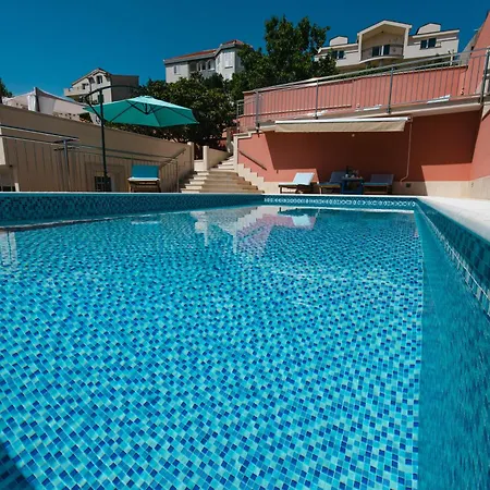 Antos Put Gaja, Apartman *