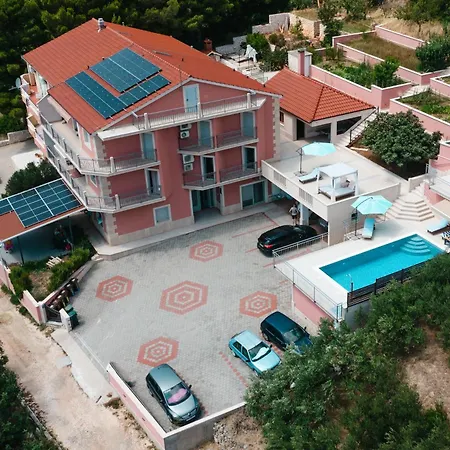 Antos Put Gaja, Apartman