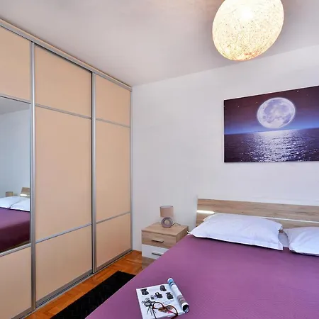 Antos Put Gaja, Apartmán