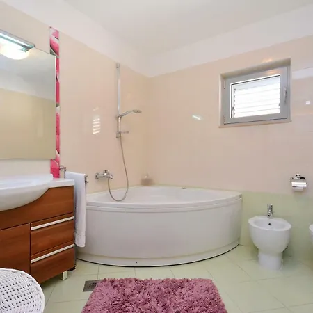 Antos Put Gaja, Apartment